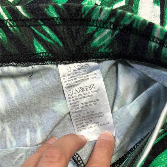 Leafy Green Print Women's Wide Leg Capris 1XP - Picture 3 of 8